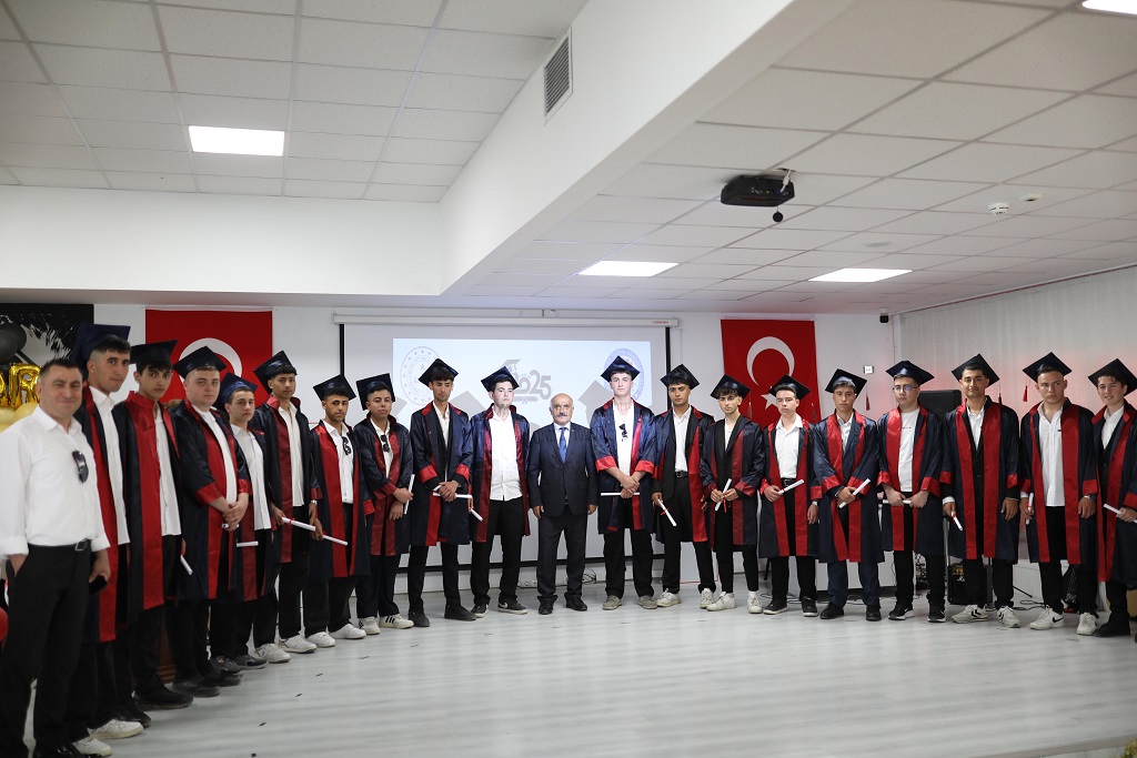 Kaymakamımız Osman Aslan CANBABA Gemlik Mesleki Teknik Anadolu Lisesi Mezuniyet Törenine Katıldı.